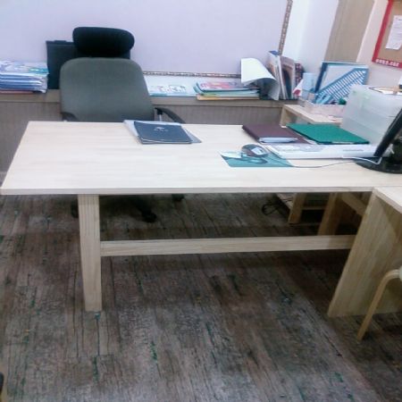 집성목으로 만든 탁자