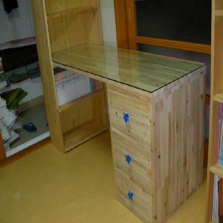 삼나무로 만든 아이 책상