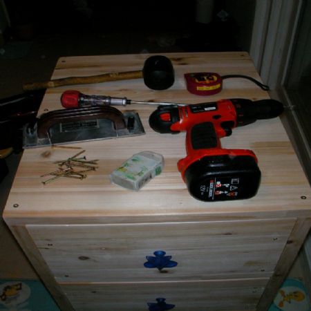 삼나무 집성목으로 만든 서랍장