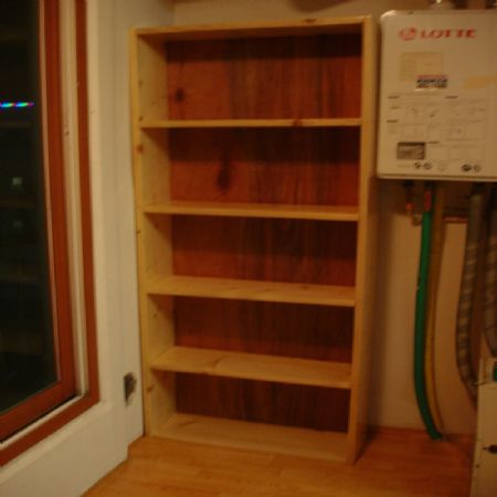 원목으로 만든 책장