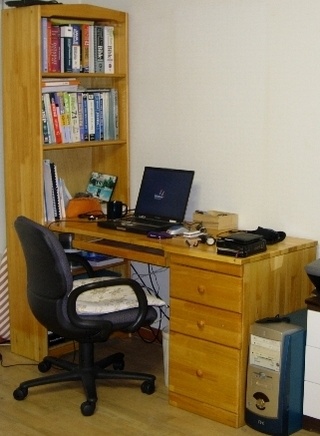 버린 원목 책상상판으로 만든 욕실 세면대 하단장