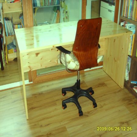 집성목으로만든 책상