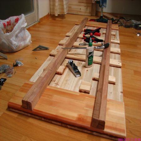 허접한 책상 및 책장