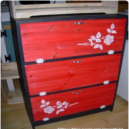 삼나무로 만든 수납장