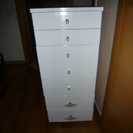 키크고 좁은 서랍장