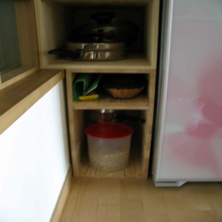 냉장고 옆 공간용 선반 및 가스렌지 뒤쪽 양념통용 선반 (집성목 15mm)