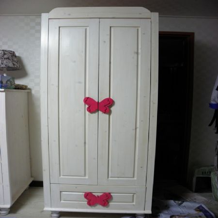 스프러스로 만든 서랍옷장