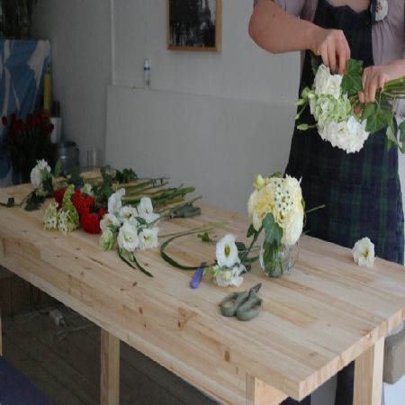 삼나무로 만든 테이블