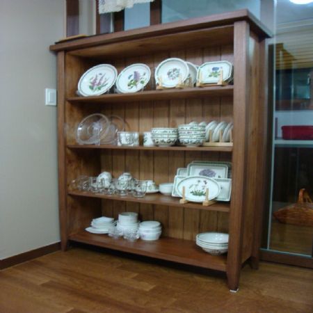 미송합판과 L형 각재로 만든 수납장