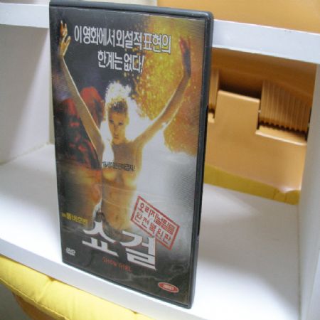 dvd 플레이어 및 타이틀 수납을 위한 소품