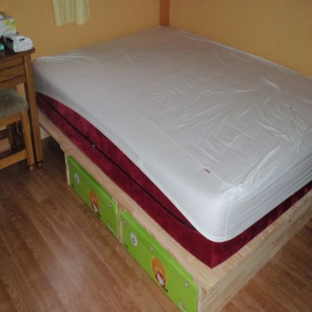 집성목으로 만든 침대다이