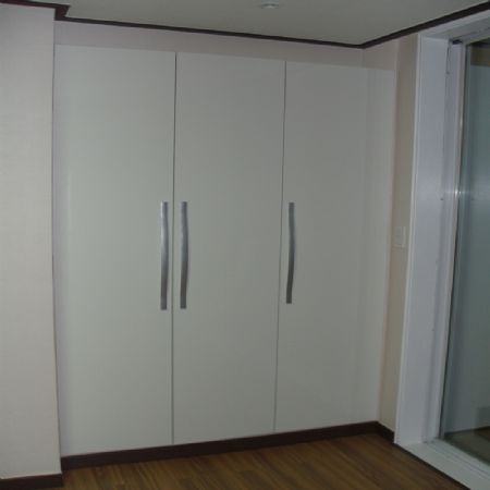 집성목으로 만든 실내 대형 수납장