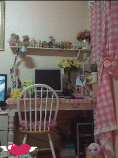 집성목으로 만든 책상