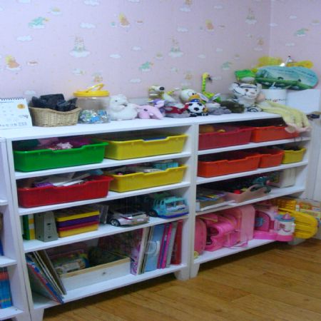 장난감 수납장과 책장