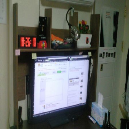 코팅합판으로 만든 책상위 책장