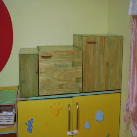 집성목으로 만든 수납장