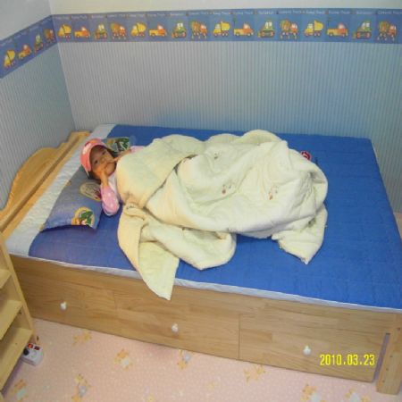 집성목으로 만든 침대