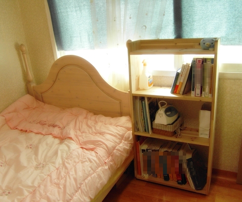 삼나무로 만든 3단 책장