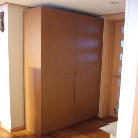 집성목으로 만든 거실 수납장..