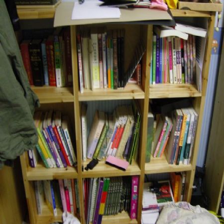 삼나무집성목으로 만든 책장