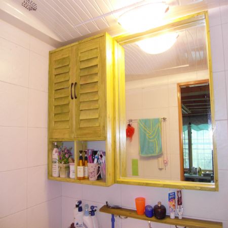 스프러스로 만든 욕실장과 욕실거울