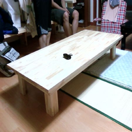 소나무 집성목으로 만든 거실 테이블