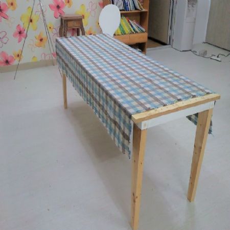 구조목과 각목으로 만든 테이블