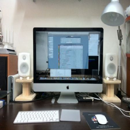 집성목으로 만든 스피커 받침대 