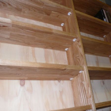 집성목으로 만든 CD장