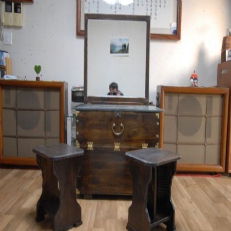 에쉬로 만든 반닫이와 의자 2개