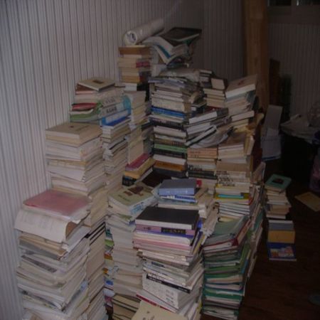 삼나무로 만든 막책장