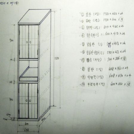 삼나무로 만든 주방 수납장