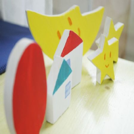 삼나무로 만든 아이 장난감 조각 들