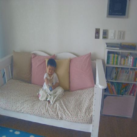 슬라이딩서랍이 있는 원목하트 쇼파