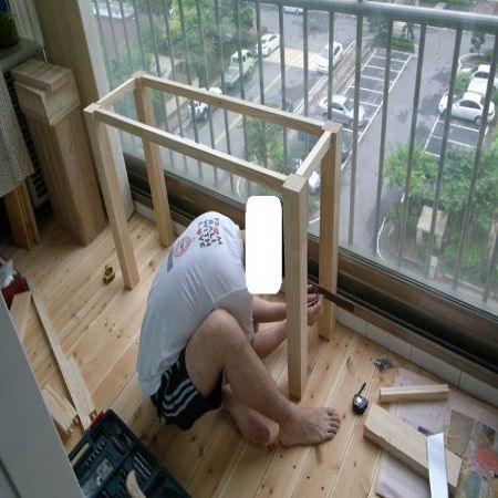 짜투리 나무로 만든 베란다 탁자