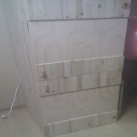 삼나무 집성목으로 만든 미니 옷장