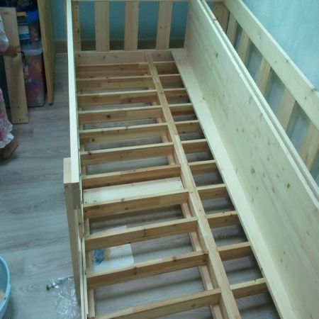 집성목으로 만든 어린이 침대