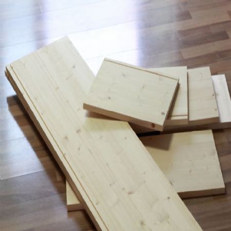 스프러스로 만든 벽면 수납장