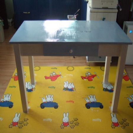 식탁 겸 책상으로 요긴하게 쓰고 있어요