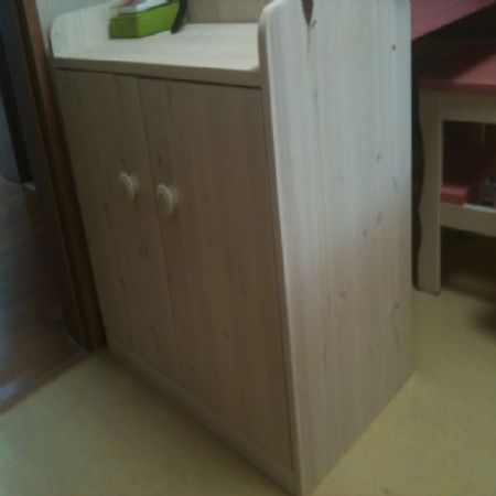 집성목으로 만든 가방 수납장