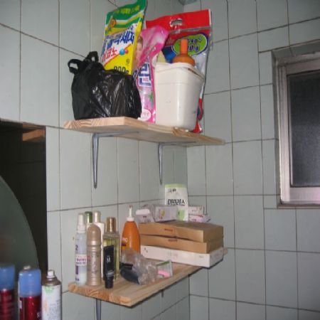 집성목으로 만든 욕실선반