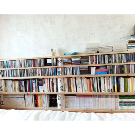 옆으로 긴 삼나무책장