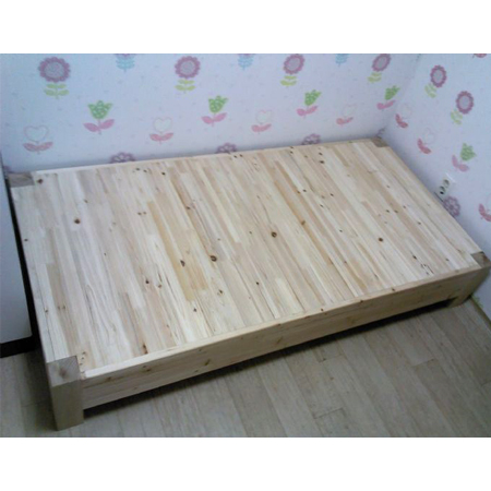 삼나무로 만든 평상형 침대