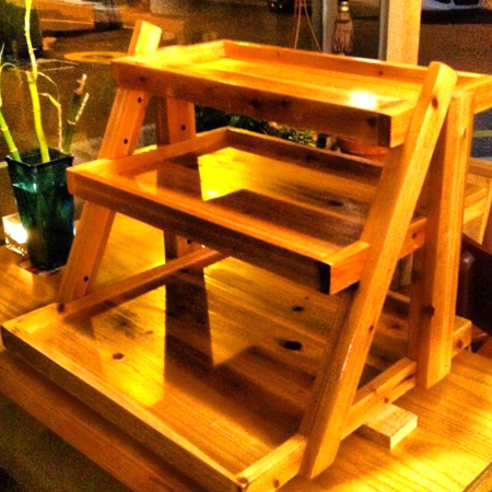 삼나무 집성목으로 만든 선반