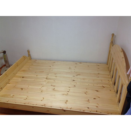 홍송으로 만든 침대...