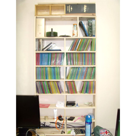 집성목으로 만든 CD장