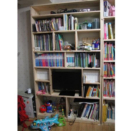 집성목으로 만든 책장