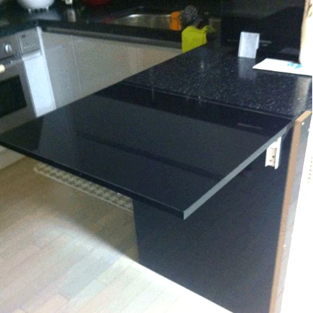 짧은 아일랜드식탁에 선반달기