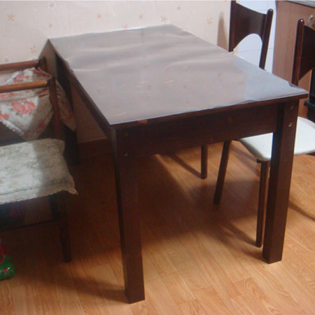 집성목으로 만든 식탁