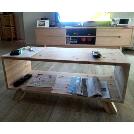 집성목으로 만든 거실 테이블